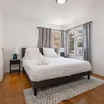 Chic Apt. With Hot Tub - Ultimate La Experience
